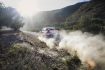 Une voiture de rallye sur des chemins en terre